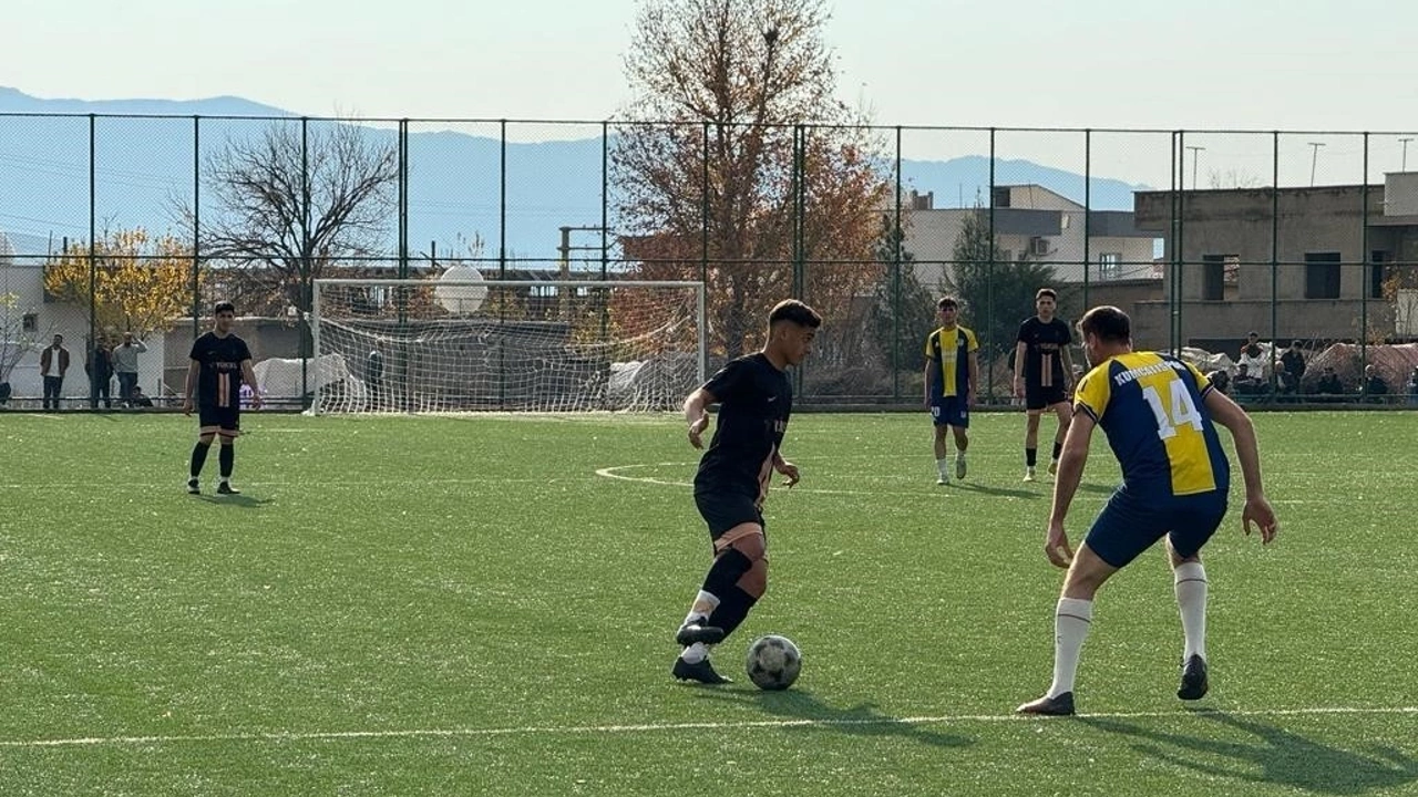  Önce hakeme sonra rakip takım oyuncularına saldırı